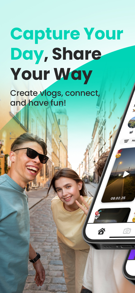 Vloggr 앱으로 녹화된 브이로그를 위해 포즈를 취하며 웃고 있는 친구들 그룹