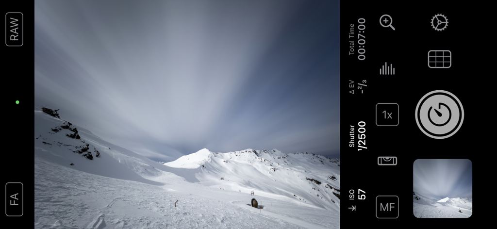 Interfaccia dell'app fotocamera Even Longer che cattura una lunga esposizione di montagne innevate