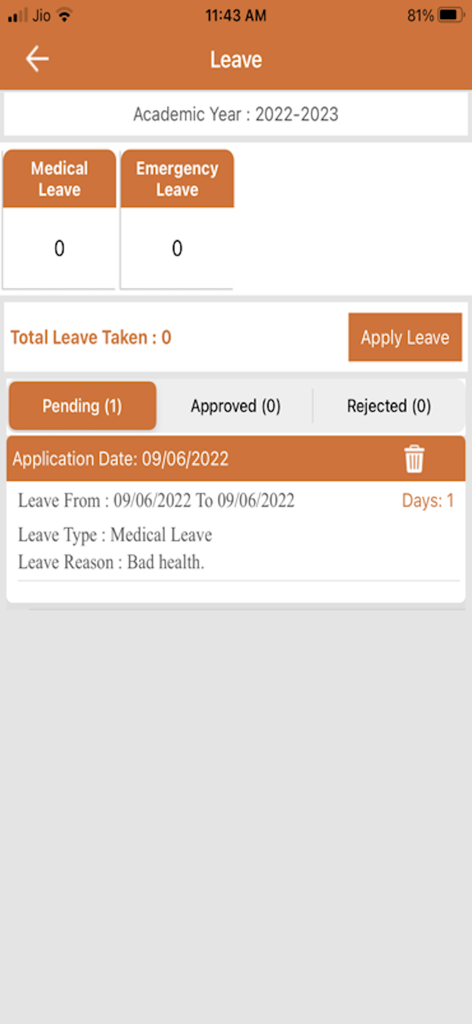 Bildschirm der mobilen App zur Verwaltung von Schülerurlauben, der einen ausstehenden Antrag auf ärztlichen Urlaub und die Anzahl der Urlaubskategorien anzeigt