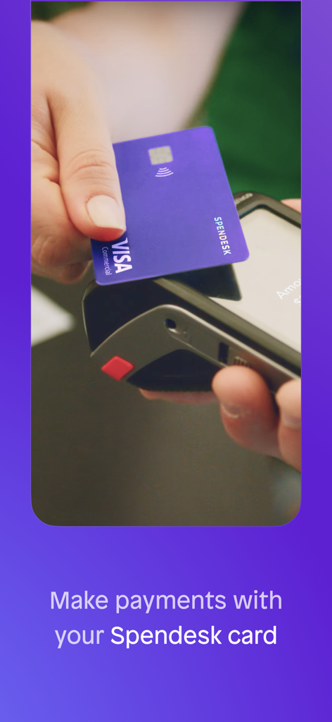 Eine Person, die eine lilafarbene Spendesk Visa-Karte für eine kontaktlose Zahlung an einem Terminal verwendet.