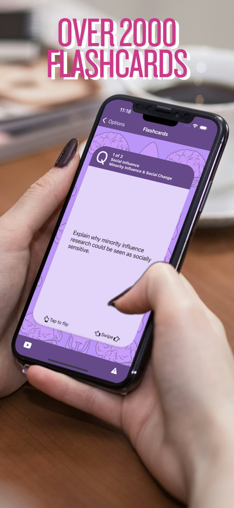 Psych Boost - Una persona usando la aplicación Psych Boost en un iPhone para estudiar tarjetas de memoria de revisión de psicología
