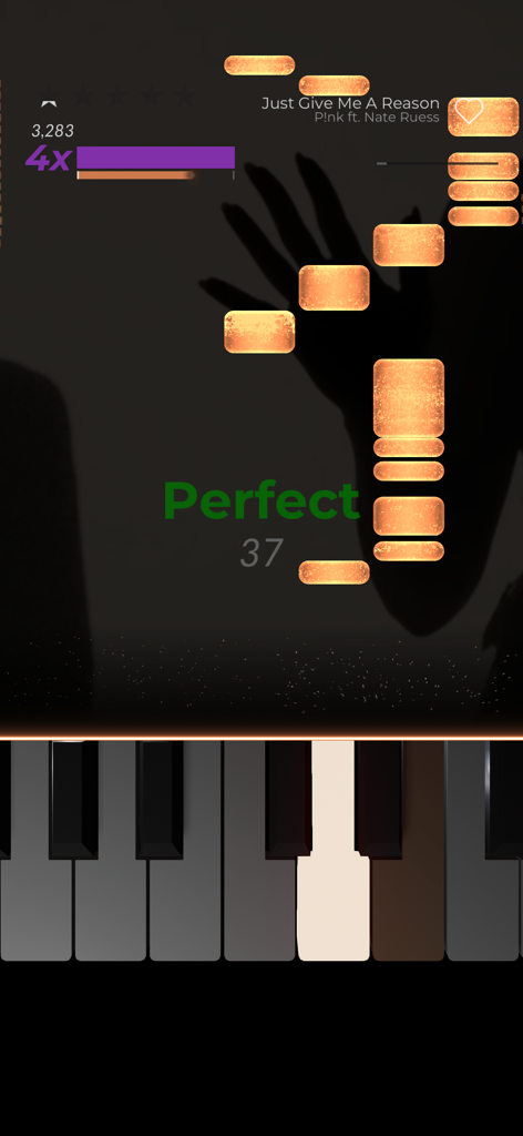 Magic Keys (Piano) - Magic Keys Pianoのゲームプレイ画面、仮想ピアノキーボードにオレンジ色の光るノートが落下している様子と、完璧なスコアインジケーターが表示されています