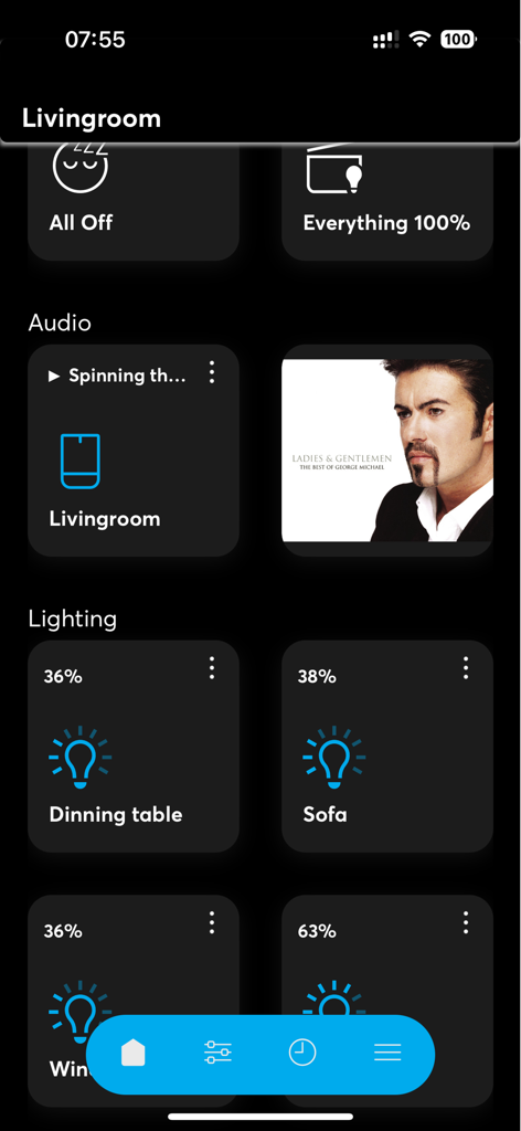 Interfaz de KNX APP-Control que muestra la gestión de iluminación y audio para una sala de estar