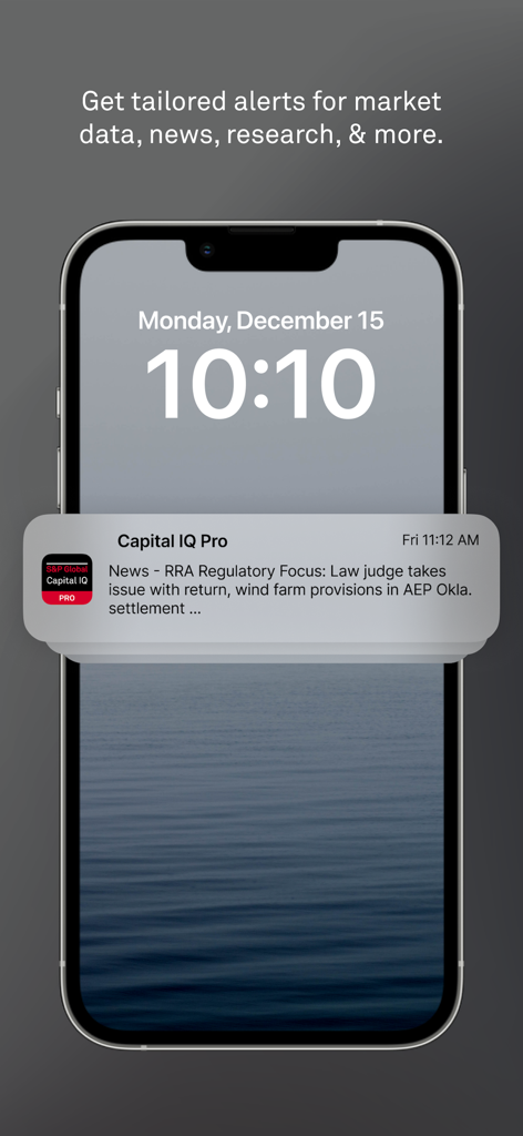 S&P Capital IQ Pro - Smartphone-Sperrbildschirm zeigt eine maßgeschneiderte Nachrichtenbenachrichtigung von der S&P Capital IQ Pro App an.