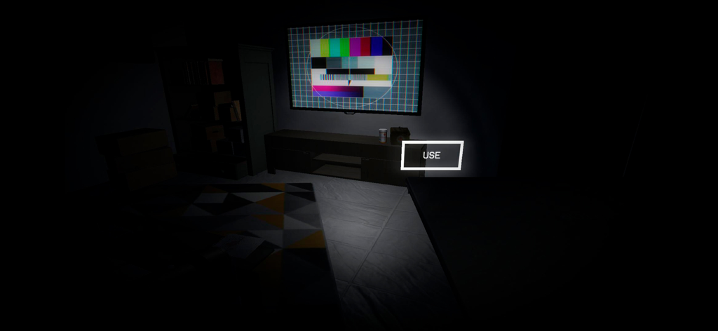 The Escape: Together - Une capture d'écran du jeu d'une pièce sombre avec une télévision affichant un test de barres de couleurs et une invite d'utilisation interactive dans The Escape Together.