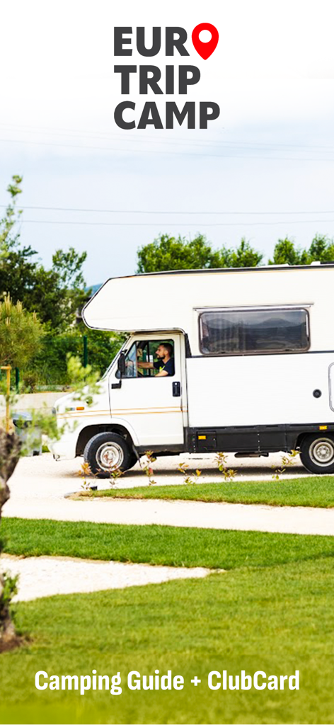 Euro Trip Camp - 緑のキャンプ場を走る白いキャンピングカーを運転する男性、ユーロトリップキャンプのロゴ付き