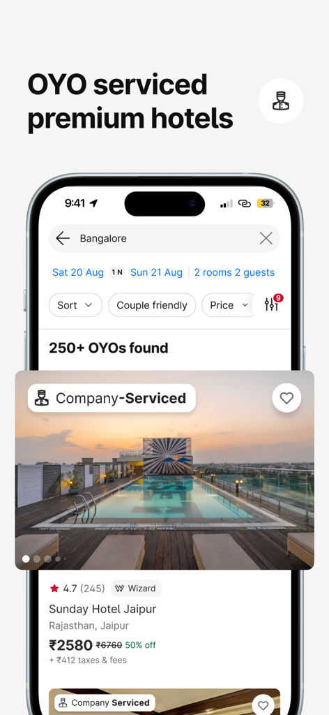 OYO: Hotel Booking App & Deals - OYOアプリの画面。屋上プールの眺めがあるプレミアムサービス付きホテルのリストが表示されています。