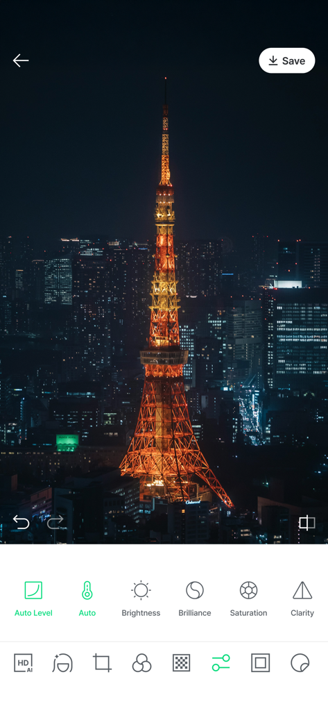 LINE Cameraアプリのインターフェース、夜景の画像に明るさや彩度などの写真編集ツールが表示されている