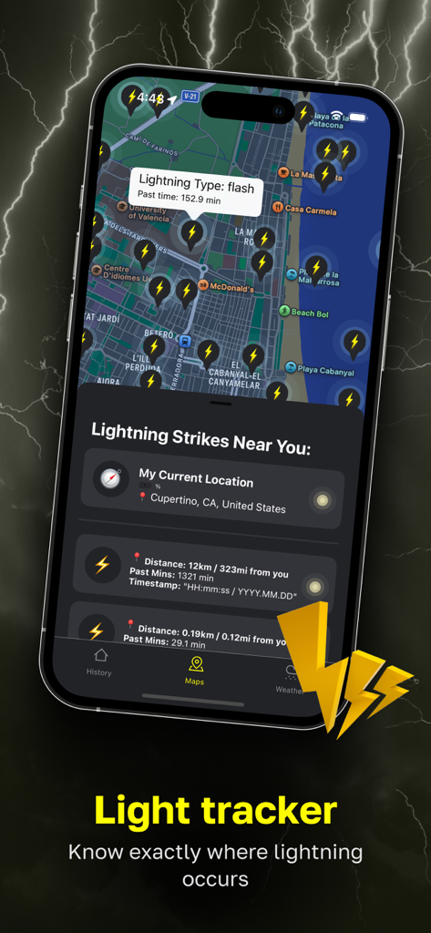 Mapa de la aplicación de rastreo de rayos en tiempo real que muestra descargas eléctricas y alertas de distancia.
