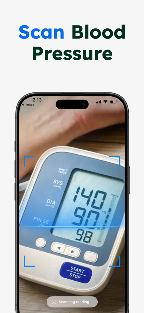 Écran de smartphone scannant un tensiomètre physique à l'aide de la fonction de scan IA de l'application BP Kit
