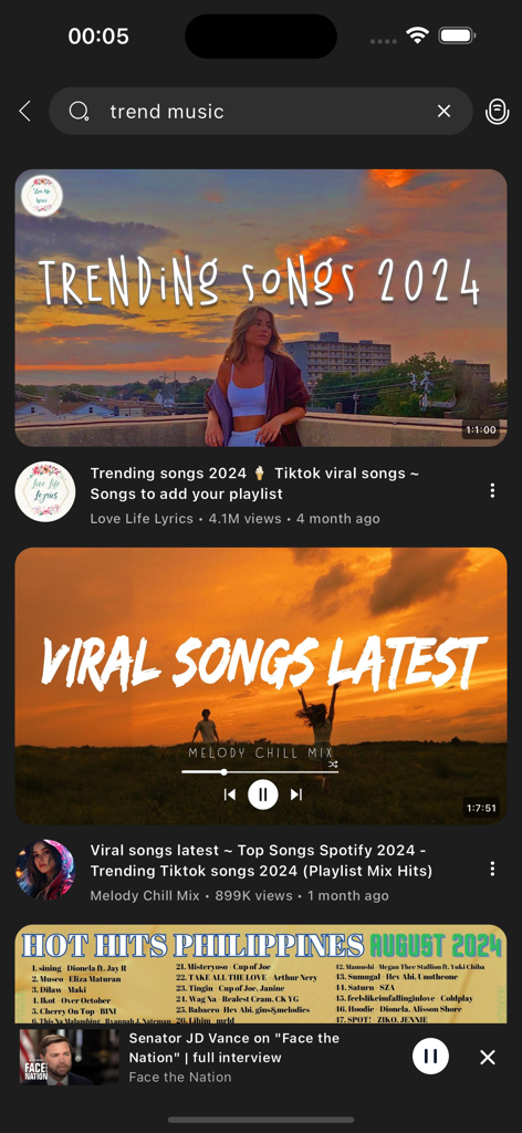 Oberfläche der Play Tube App, die eine Suche nach angesagter Musik mit verschiedenen Videoergebnissen und einem Mini-Player zeigt.