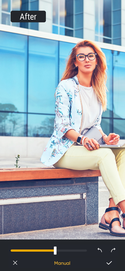 Foto limpia de una mujer sentada en un banco después de eliminar elementos no deseados