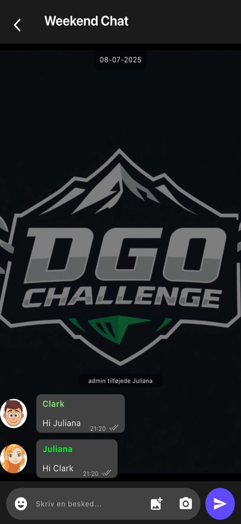 DGO - Uno screenshot dell'app DGO che mostra un gruppo di chat chiamato Weekend Chat con messaggi tra due utenti e il logo DGO Challenge in background.