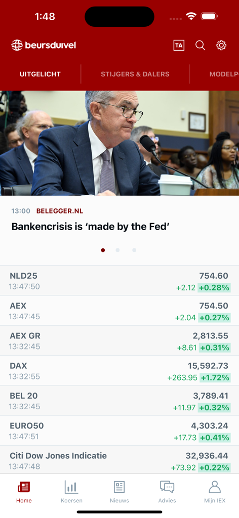 Beursduivel 앱 홈 화면에는 연준에 대한 금융 뉴스와 실시간 가격 변동이 있는 유럽 주식 시장 지수 목록이 표시됩니다.