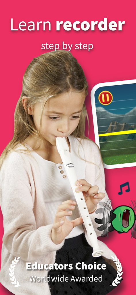 Learn recorder: Flute Master - Ein junges Mädchen spielt eine weiße Sopranblockflöte mit der Lern-App Flute Master auf dem Bildschirm