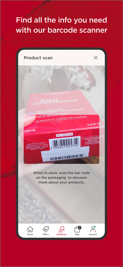 Clarins - Skincare and Makeup - Scanner de codes-barres de l'application mobile Clarins utilisé sur une boîte de produit de soin pour obtenir plus d'informations
