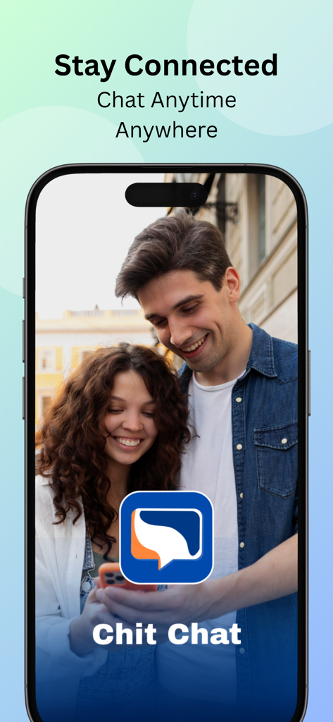 Chit Chat+ - Um casal sorrindo olhando para um smartphone no aplicativo Chit Chat plus na tela introdutória com o título Fique Conectado.
