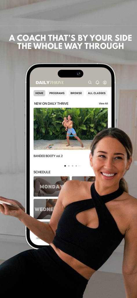 Vicky Justiz sonriendo junto a la interfaz de su aplicación de fitness Daily Thrive