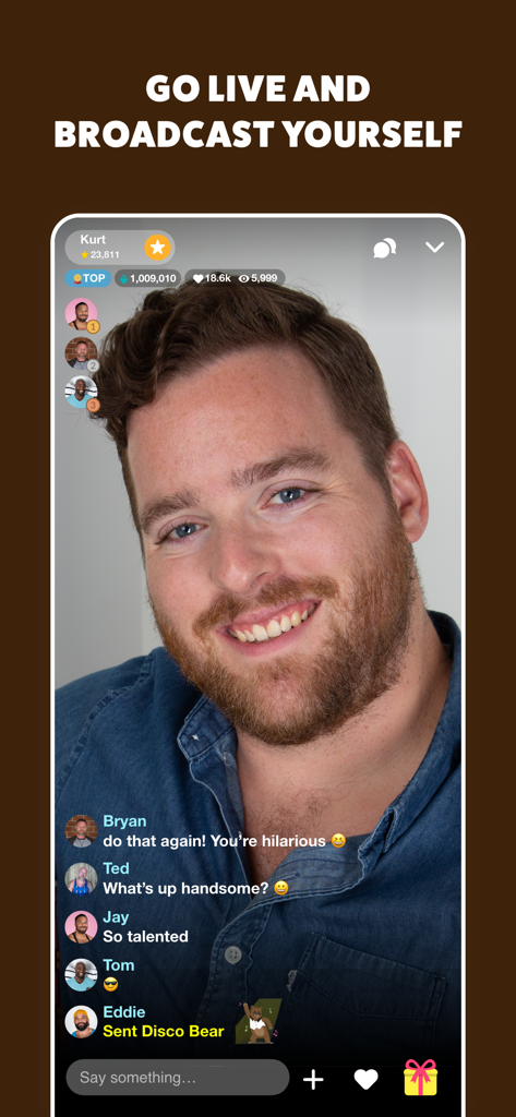 Un hombre sonriendo durante una transmisión en vivo en la aplicación social GROWLR con chat de espectadores en tiempo real