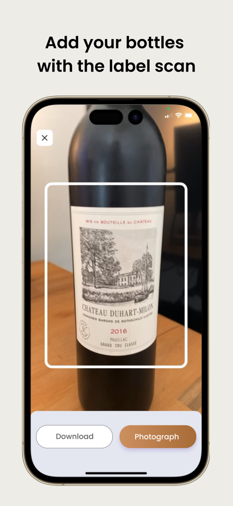 Oeni: #1 Wine Cellar Manager - Oeniワインセラーマネージャーアプリでワインラベルをスキャンするスマートフォン。