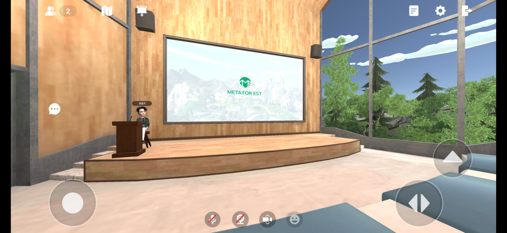 MetaForest - Ein virtuelles Auditorium in der MetaForest-App mit einem Avatar-Sprecher und einem Bildschirm, der eine Waldlandschaft zeigt