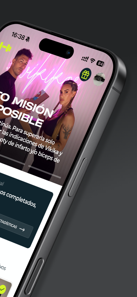 Schermata dello smartphone che mostra la pagina principale dell'app fitness Entrena Virtual con gli allenatori Vikika Costa e Javier Menendez