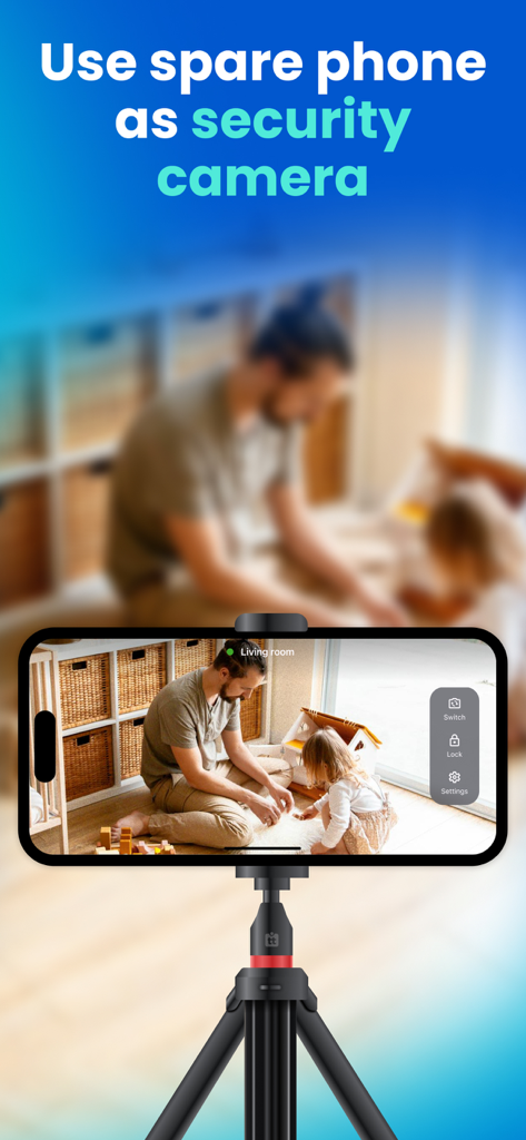 Ein Smartphone auf einem Stativ überwacht einen Vater und ein Kind, die im Wohnzimmer spielen, mit der Camerito-Sicherheits-App