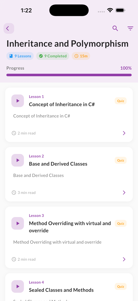Interfaccia di app mobile che visualizza una serie di lezioni su Ereditarietà e Polimorfismo in C sharp con una barra di avanzamento completata.