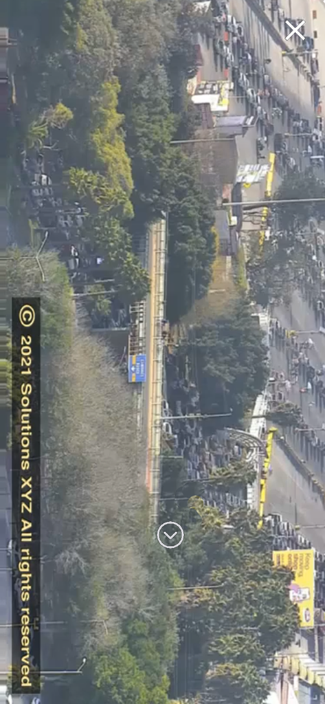 Video en tiempo real que muestra el tráfico de vehículos en un cruce fronterizo entre EE. UU. y México