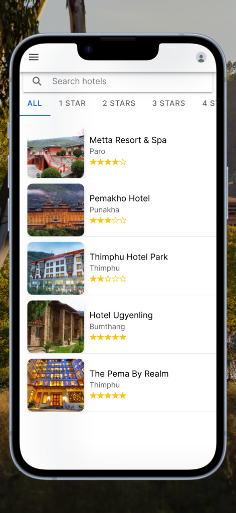 ブータン観光アプリのホテル検索結果。星評価付きのリゾートとホテルのリストが表示されています。