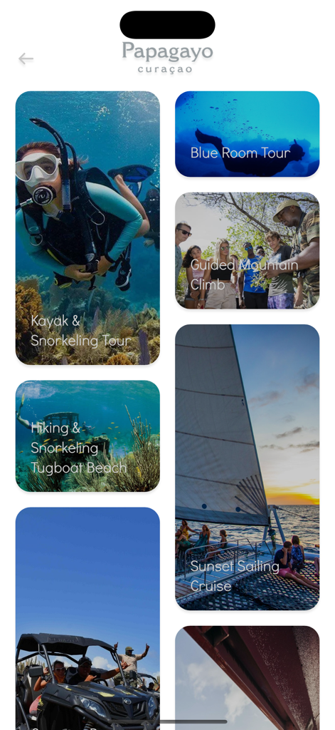 Schermata dell'app mobile che mostra varie attività a Curaçao, tra cui snorkeling, escursionismo e crociere al tramonto.