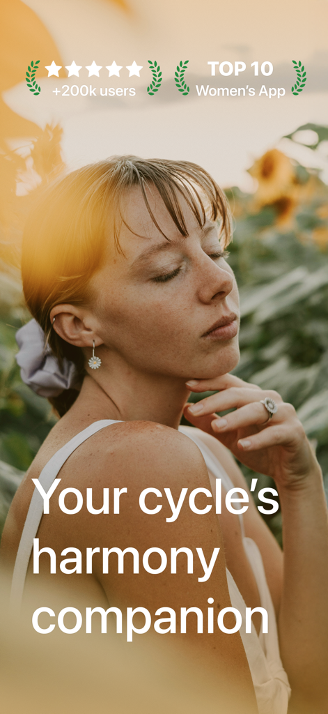 Harmony: Cycle Syncing, Period - Una giovane donna con gli occhi chiusi in un campo di girasoli con testo che descrive Harmony come un compagno di sincronizzazione del ciclo e un'app tra le prime dieci per donne.