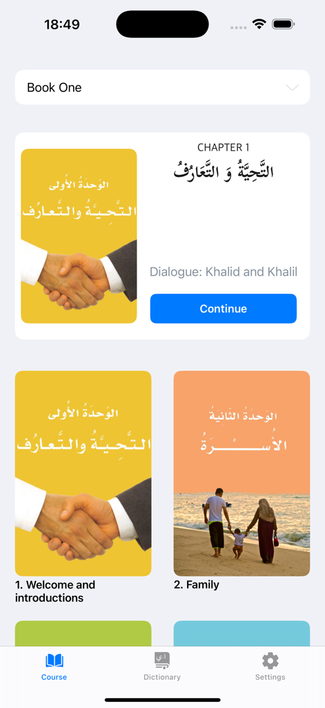 Interfaz de la aplicación Arabic Fusha que muestra capítulos de lecciones para saludos y familia