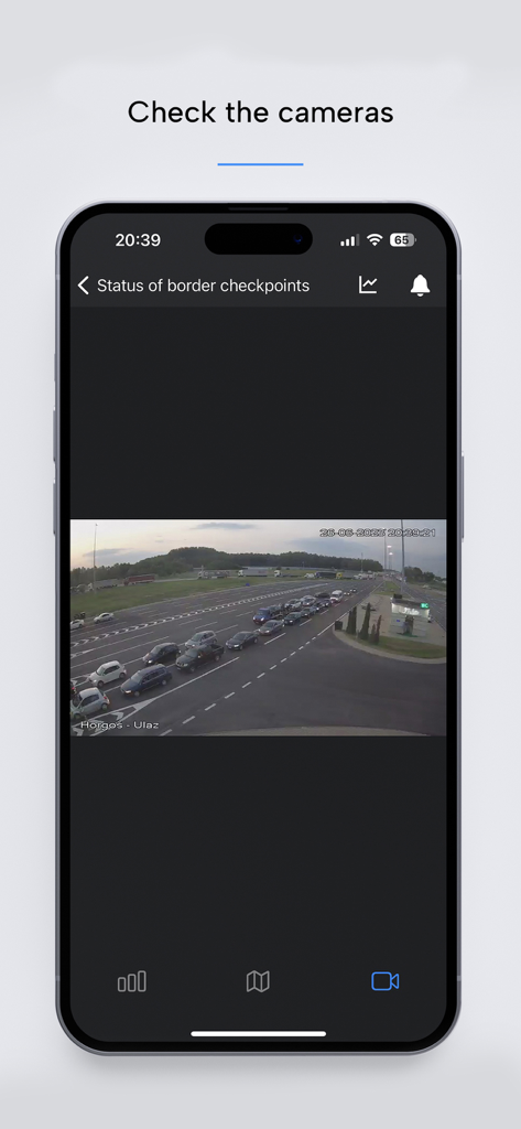 BorderWatcher - Schermo dello smartphone che mostra un feed di telecamera di traffico in diretta di una coda di auto a un posto di blocco di frontiera.