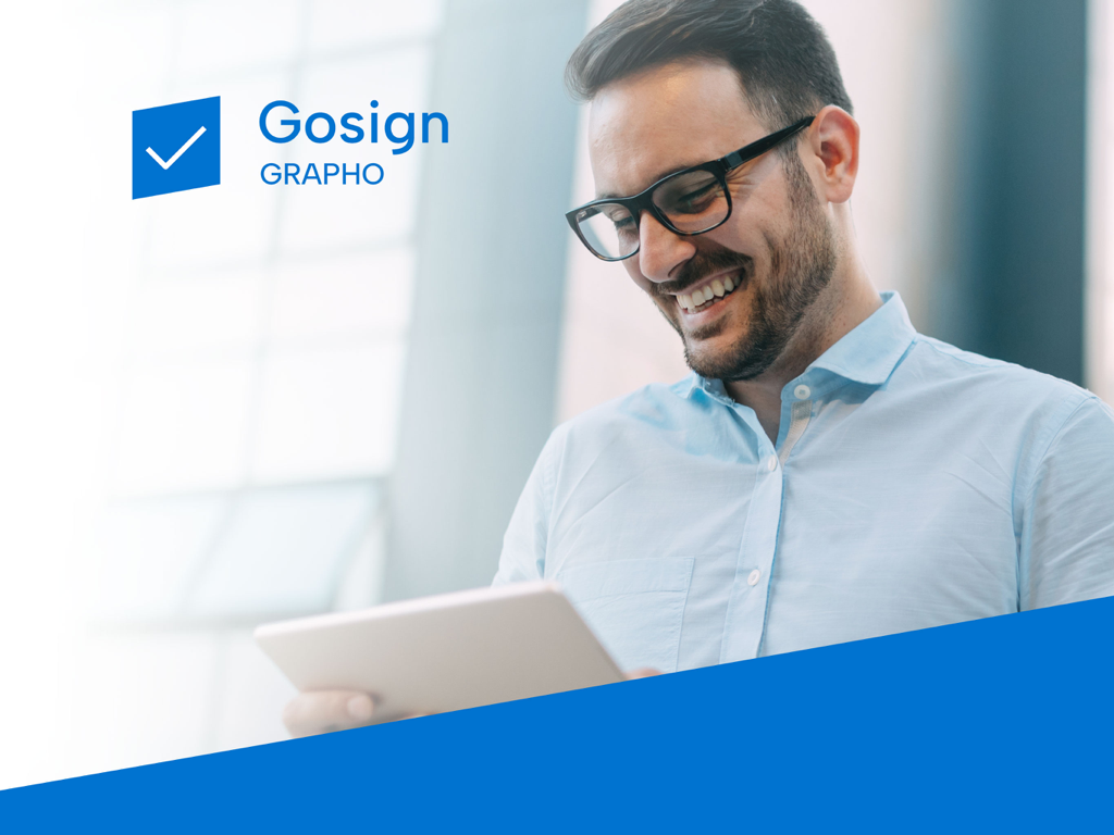 GoSign Grapho - Professionista sorridente che utilizza l'app GoSign Grapho su un tablet.