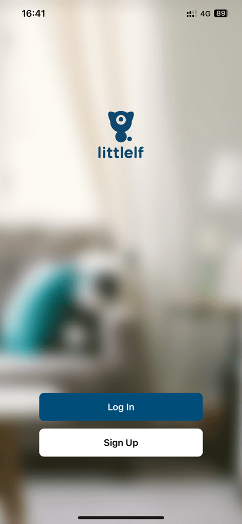 littlelf smart - Schermata di accesso e registrazione dell'app Littlelf Smart con uno sfondo sfocato degli interni di una casa