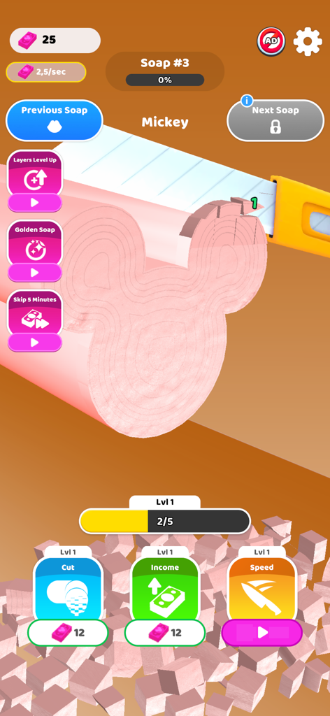 Idle Soap ASMR - Juego de ASMR de Cortar Jabón que muestra un cuchillo cortando una barra de jabón con forma de ratón Mickey rosa con botones de interfaz del juego.