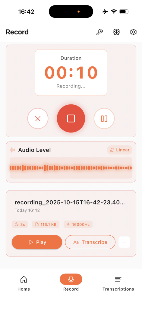 iTranscription - iTranscription アプリのオーディオ録音インターフェイスを表示する画面。タイマーと波形が表示されています。