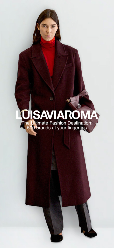 Un mannequin portant un manteau bordeaux de luxe sur l'écran de l'application LUISAVIAROMA avec le texte La Destination Mode Ultime