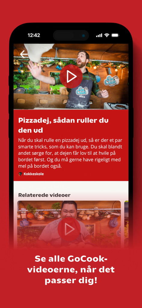 キッチンでピザ生地を宙に投げているシェフがGoCookのビデオチュートリアルに登場