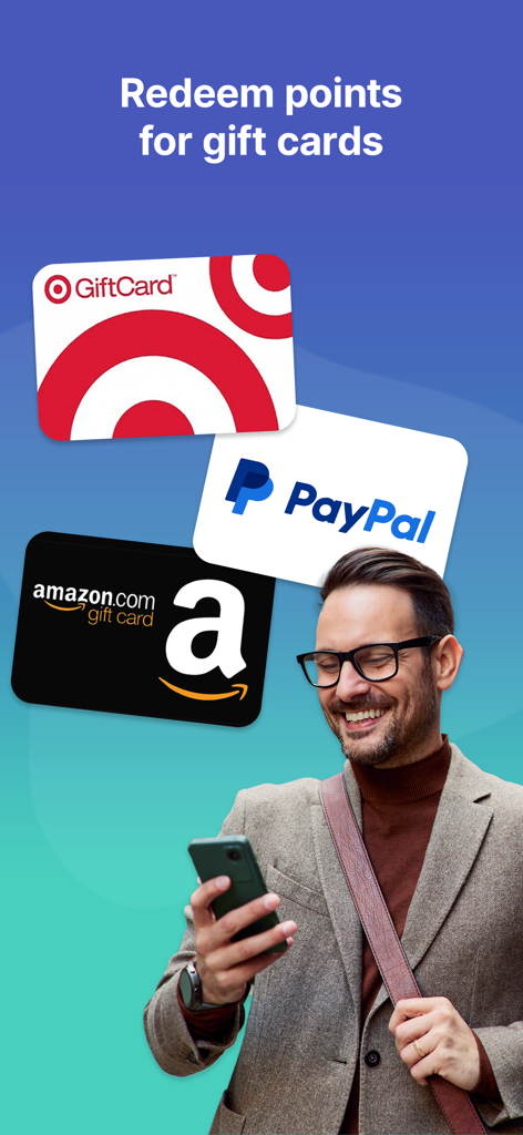 Um homem sorrindo enquanto usa um telefone celular para resgatar pontos de pesquisa por vales-presente da Target, PayPal e Amazon