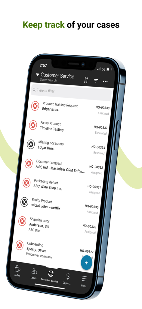 Écran de smartphone affichant la liste des cas de service client de l'application Maximizer CRM avec les mises à jour de statut