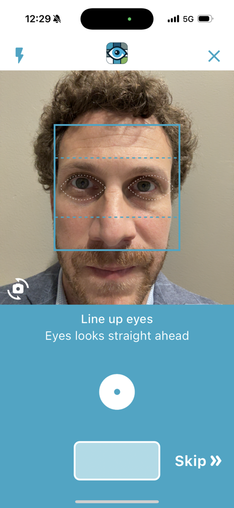 9 Gaze - Interfaz de aplicación médica que muestra una guía en pantalla para alinear los ojos para fotografía clínica