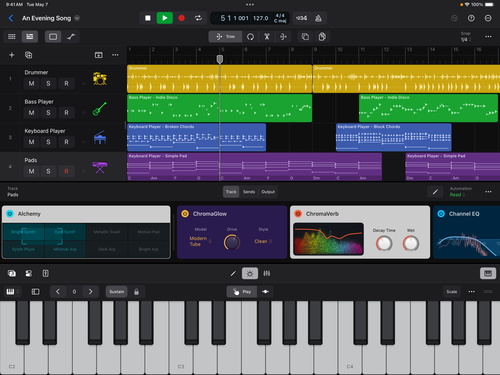 Oberfläche von Logic Pro für iPad, die eine Multitrack-Projektzeitleiste mit Plugin-Kacheln und einer virtuellen Klaviertastatur zeigt