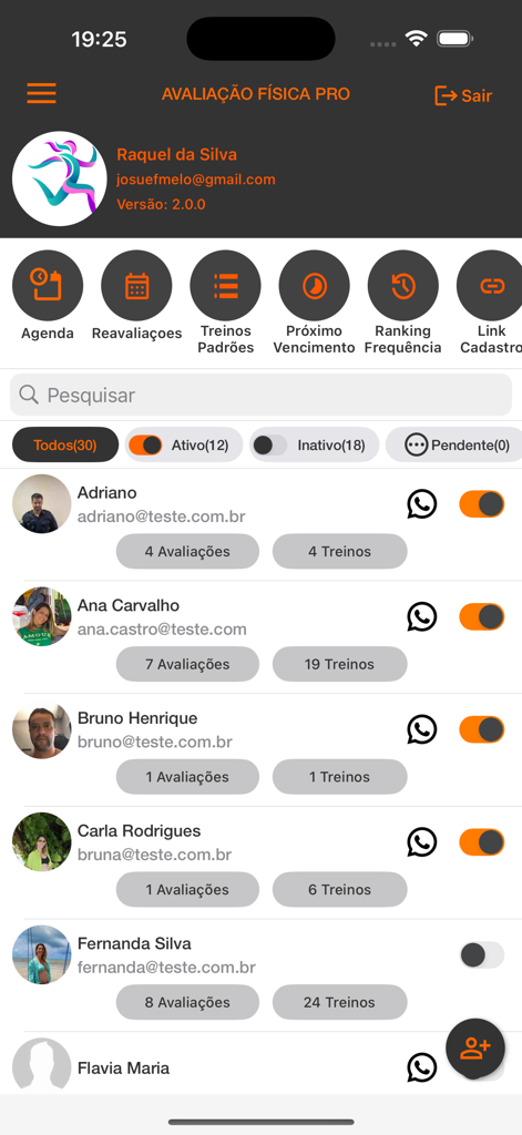 Interface of the Avaliação Física PRO app showing a trainer's dashboard with a list of clients and management features
