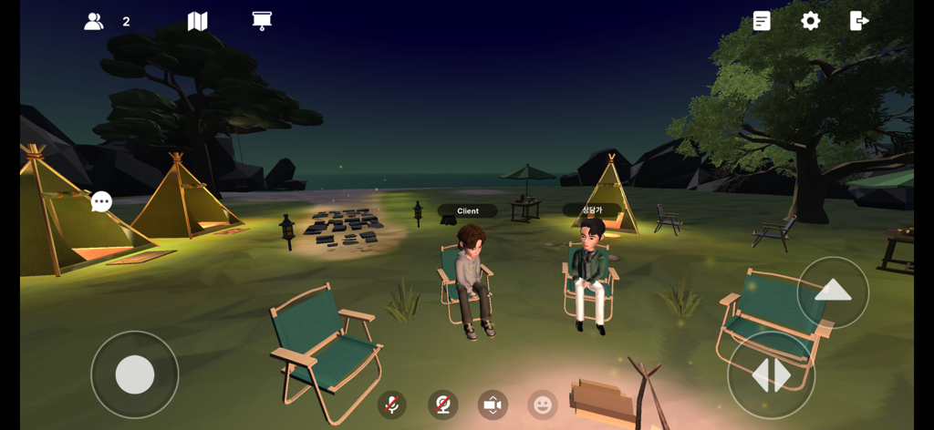 MetaForest - Zwei Avatare, die einen Klienten und einen Therapeuten darstellen und in einer virtuellen Außenumgebung mit Zelten und einem Lagerfeuer in der MetaForest-App sitzen