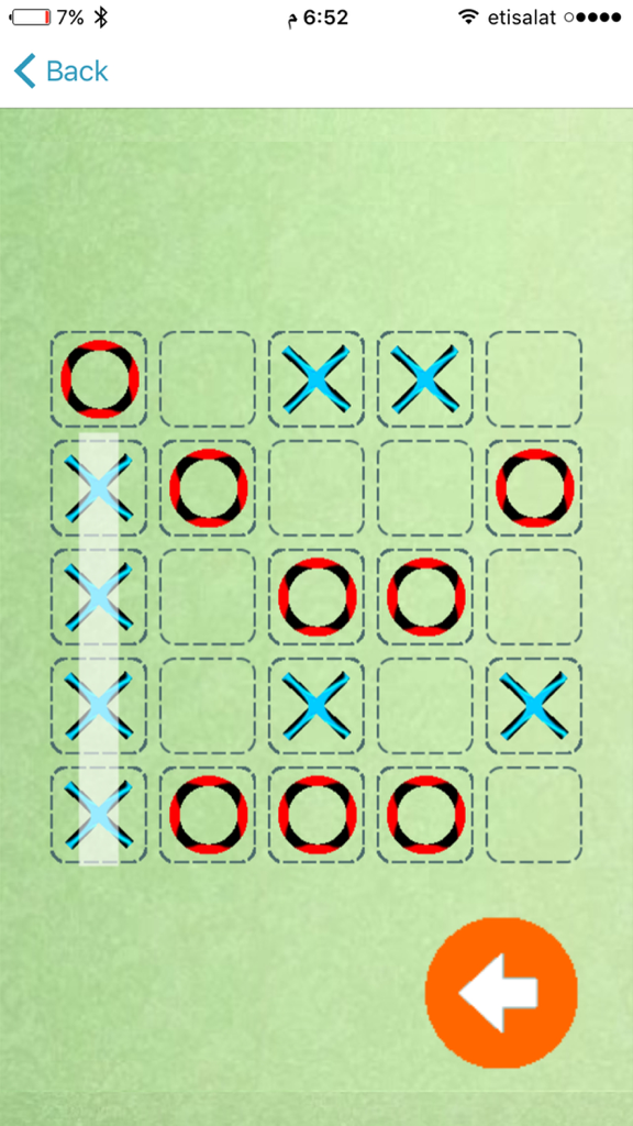 Gameplay-Screenshot von Tic Tac Toe 2, das ein 5x5-Gitter mit X- und O-Markierungen zeigt