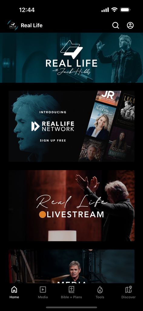 Real Life with Jack Hibbs - Pantalla de inicio de la aplicación Real Life with Jack Hibbs que muestra medios del ministerio y opciones de transmisión en vivo