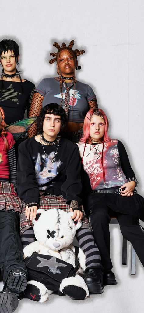 Minga London US - Um grupo de jovens vestindo moda alternativa e grunge