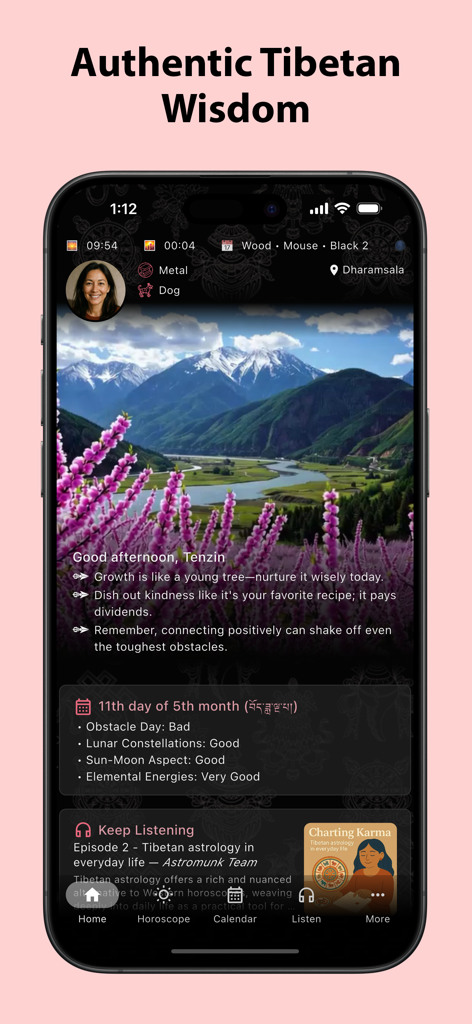 La pantalla de inicio de la aplicación Astromunk Tibetan Astrology con consejos espirituales diarios y un reproductor de podcasts de Dharma budista.